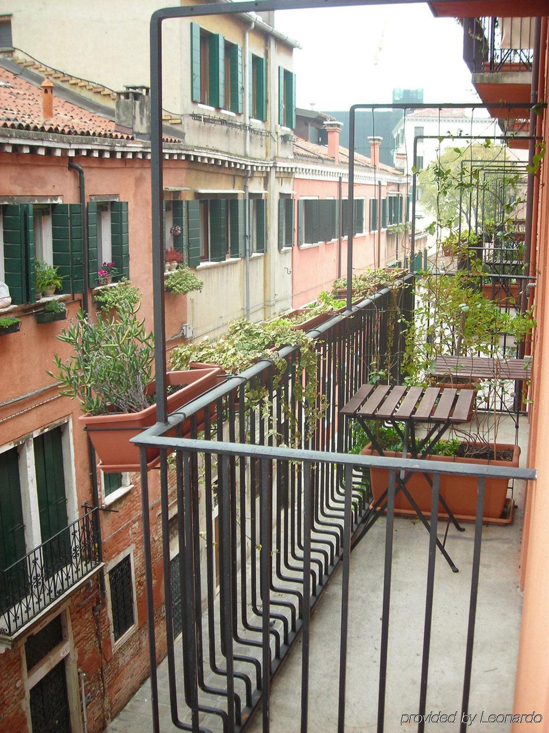 Guesthouse Alloggi Agli Artisti Venezia Esterno foto