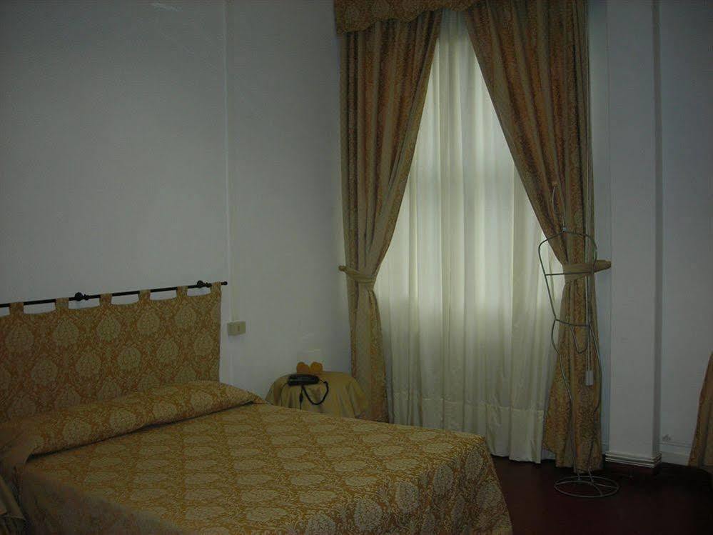 Guesthouse Alloggi Agli Artisti Venezia Esterno foto