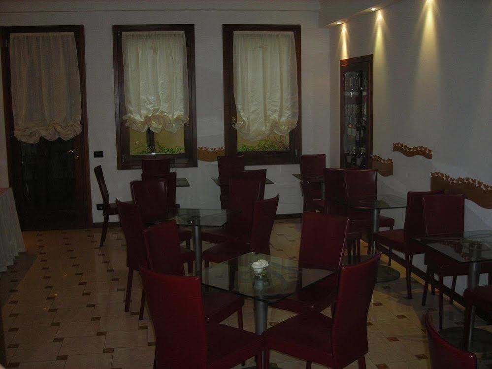 Guesthouse Alloggi Agli Artisti Venezia Esterno foto